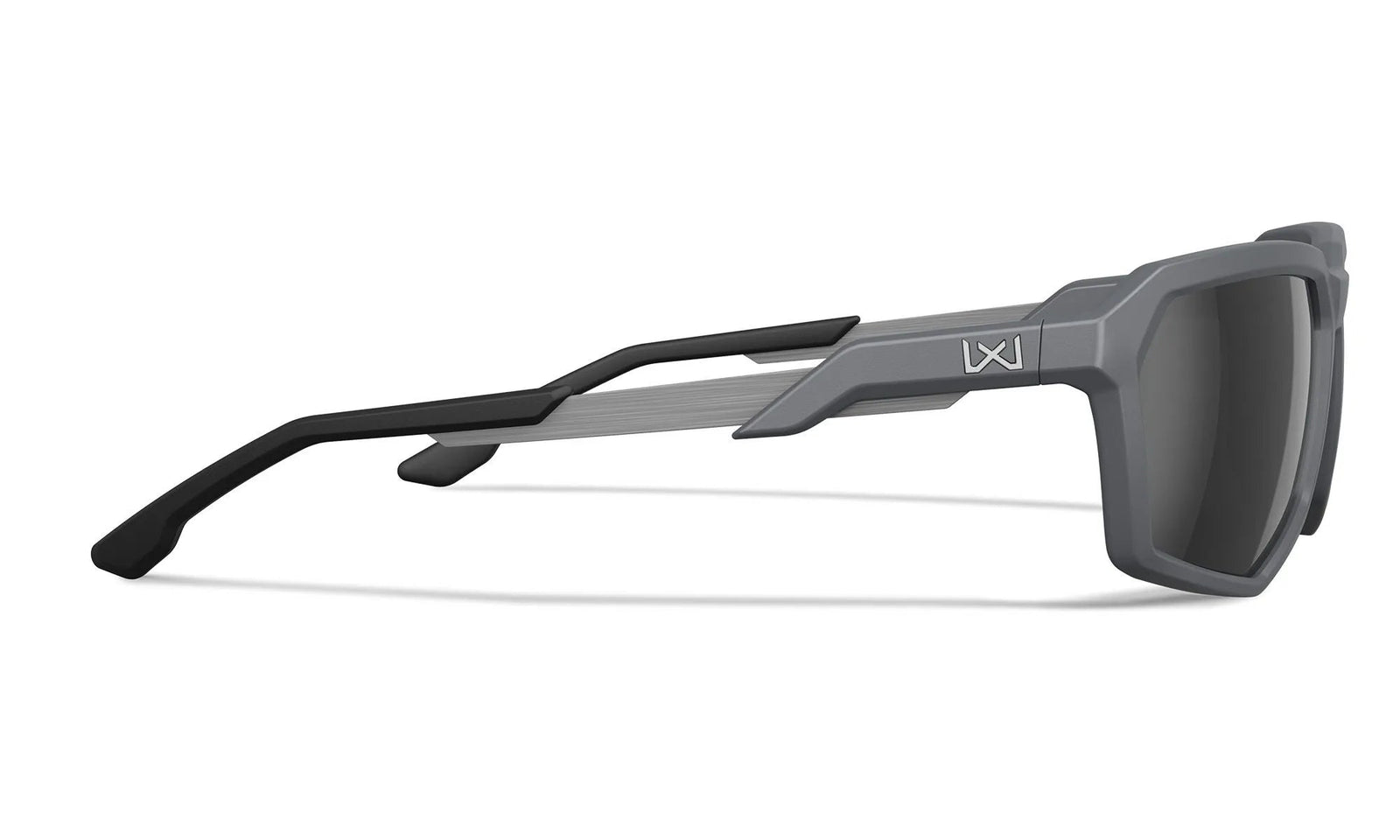 Seitenansicht der WILEY X Wiley X Sonnenbrille RECON in modernem Grau mit schwarzen Bügeln, geometrischem Rahmen und dunklen Gläsern. Ein kleines weißes Logo in der Nähe des Scharniers verleiht dieser Outdoor-Brille Stil und Funktion.