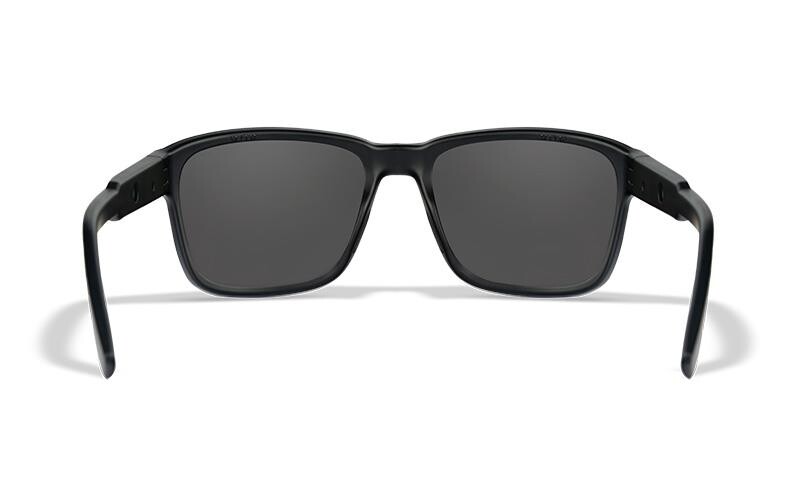 Rückansicht der WILEY X Sonnenbrille TREK mit quadratischem Rahmen, dunkelgrauen polarisierten Gläsern und schwarzen Bügeln vor einem weißen Hintergrund.