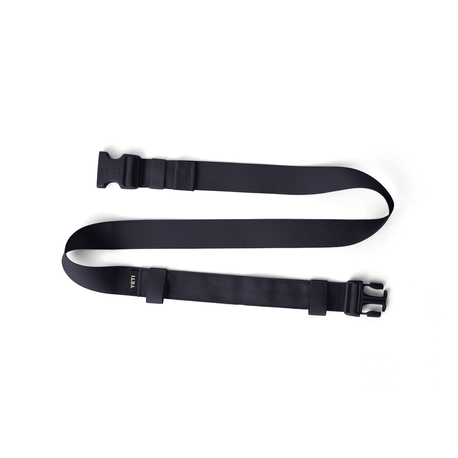 Der YETI® Sideclick® Gurt in Schwarz aus strapazierfähigem Nylon mit verstellbarer Länge und Kunststoffschnallen an beiden Enden ist flach auf weißem Hintergrund ausgelegt.