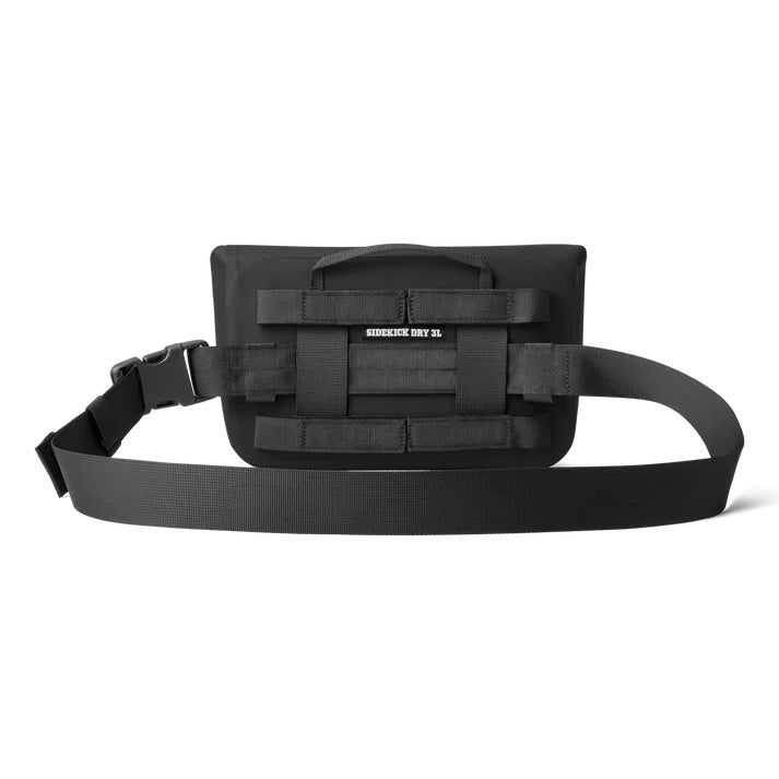 Schwarze "SIDEKICK DRY 3L" Crossbody-Tasche aus strapazierfähigem Nylon mit verstellbarem Gurt, Gurtbanddetails und seitlicher Schnalle - minimalistisch und praktisch. Passt perfekt zum YETI® Sideclick® Gurt in Schwarz.