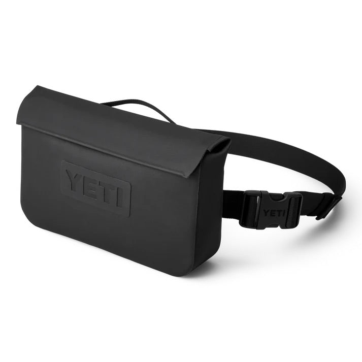 Der YETI® Sideclick® Gurt in Schwarz hat eine rechteckige Form, ein eingeprägtes YETI-Logo, einen verstellbaren Riemen, strapazierfähiges Nylonmaterial, ein wasserdichtes Design und eine sichere Schnalle für minimalistisches Tragen.
