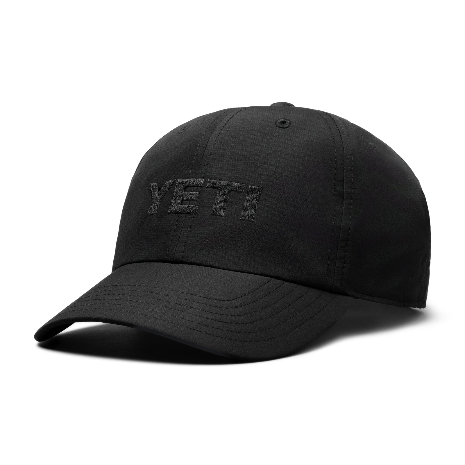Die YETI® Baseballkappe von YETI ist leicht schräg vor einem weißen Hintergrund abgebildet und zeichnet sich durch glatten schwarzen Stoff und dezente schwarze Stickereien aus - eine vielseitige Outdoor-Kappe für jedes Abenteuer.