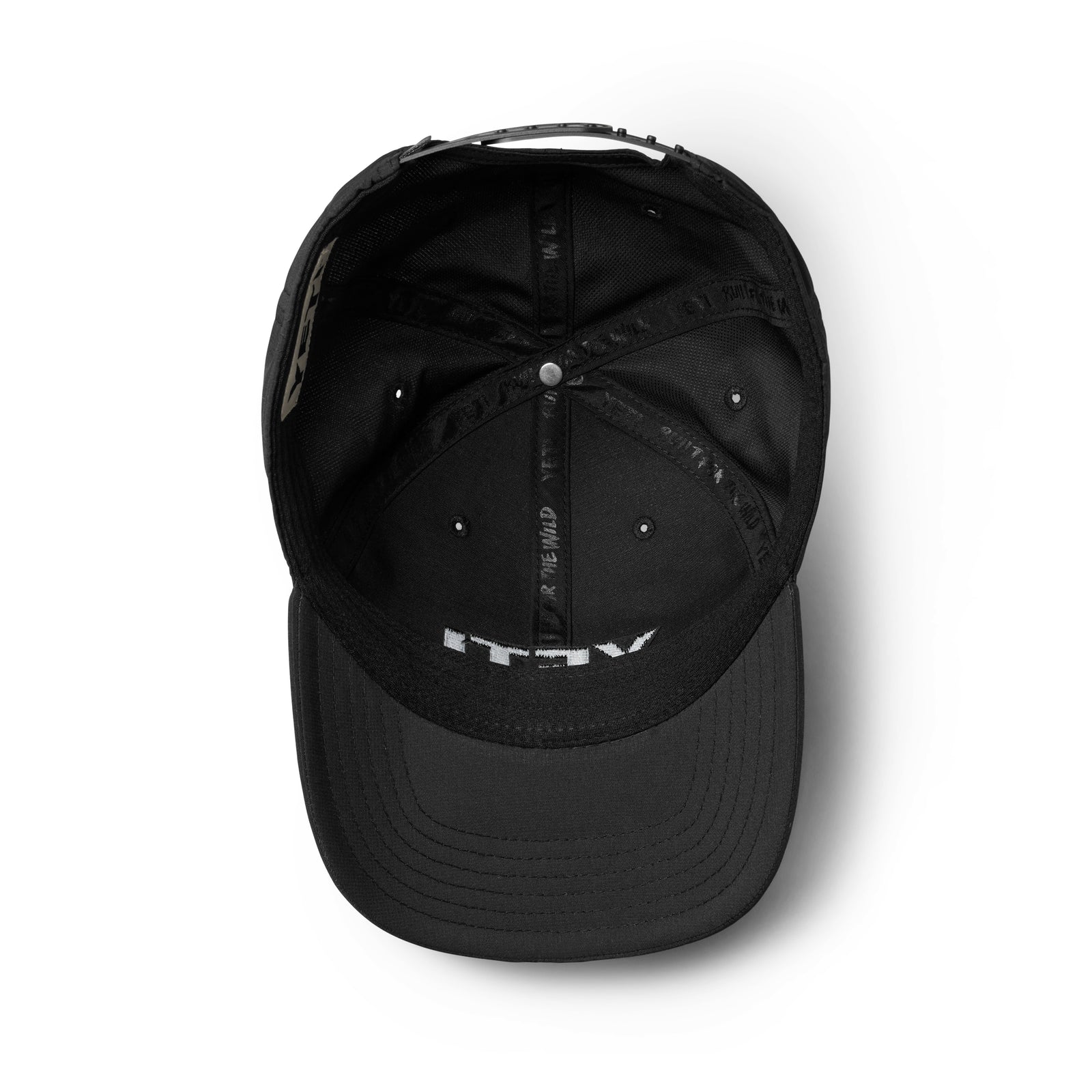 Draufsicht auf eine umgedrehte YETI® Baseballkappe, die das Innenfutter, die Nähte und den verstellbaren Riemen auf der Rückseite zeigt. Der Schriftzug YETI ist auf der Innenseite der Vorderseite aufgedruckt - perfekt als stilvolle Wahl von YETI für Männer.