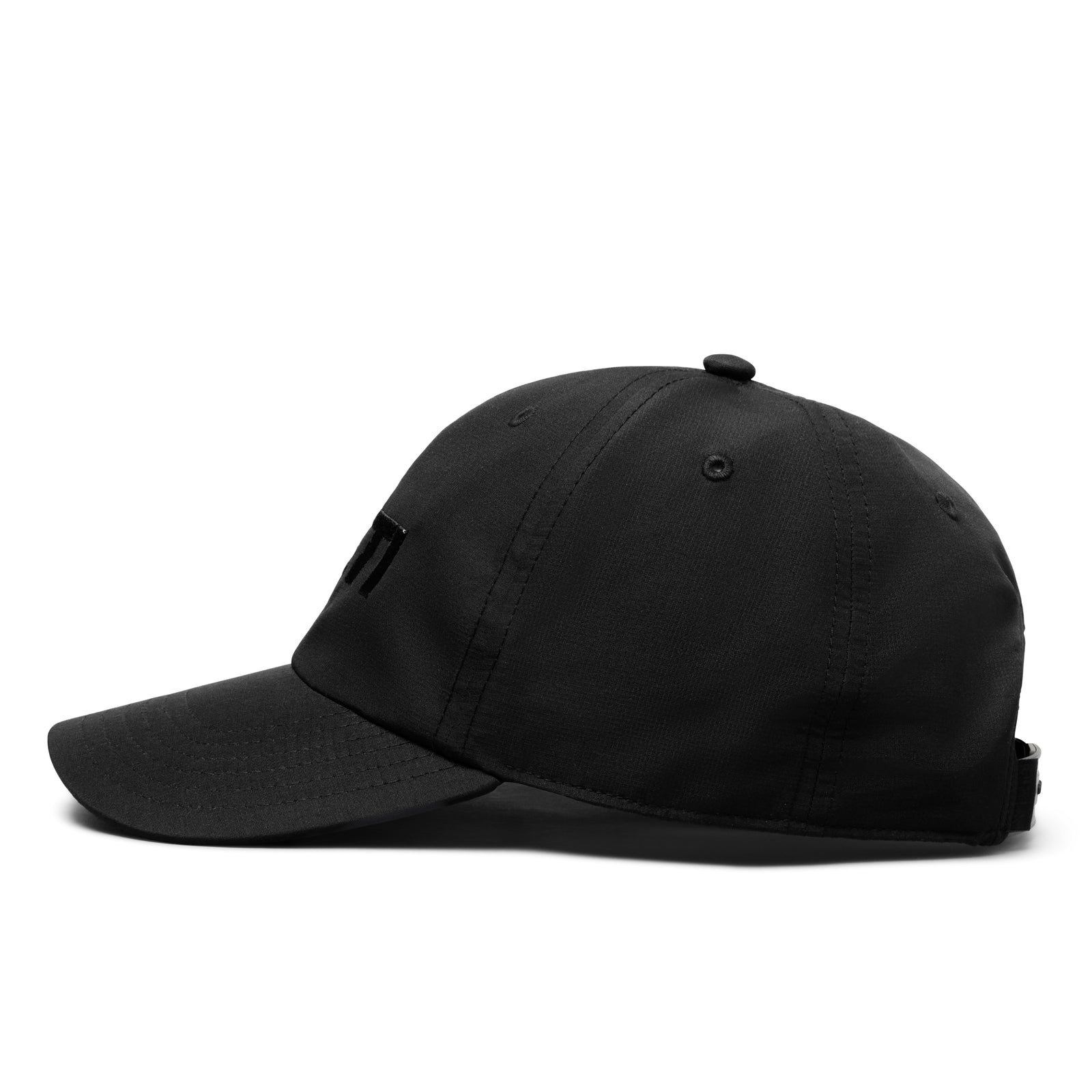 Die YETI® Baseballkappe von YETI zeigt sich von der Seite mit geschwungener Krempe, genähten Paneelen und einem verstellbaren Riemen - perfekt als alltägliche Outdoor-Mütze.