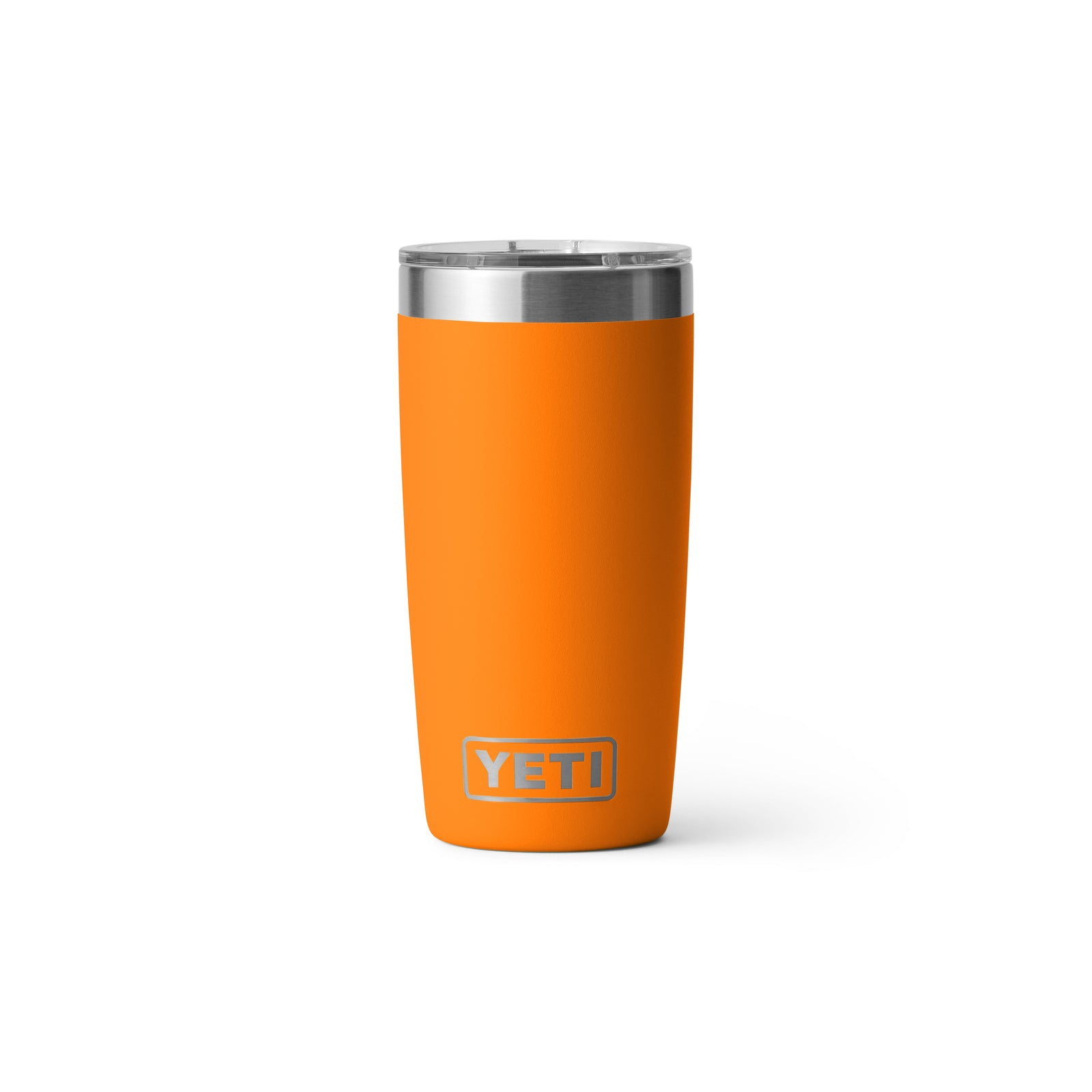 Ein YETI® Becher Rambler 10 Oz - King Crab in leuchtendem Orange mit silbernem Deckel steht aufrecht auf einem weißen Hintergrund und trägt das YETI-Logo auf der Vorderseite.