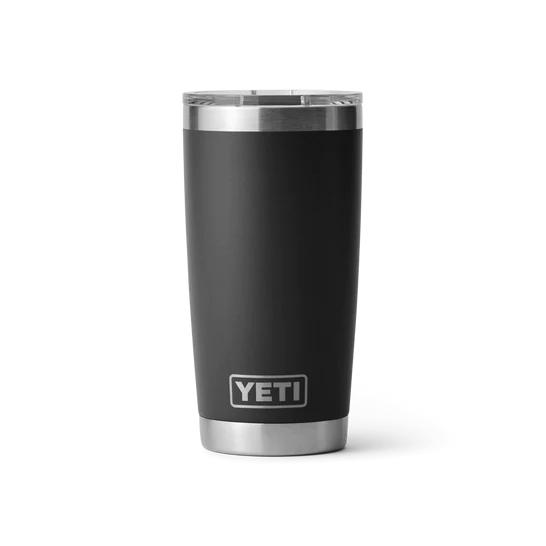 Ein YETI® Becher Rambler 20 Oz - Black steht aufrecht vor weißem Hintergrund. Das YETI-Logo ist nahe dem unteren Rand zentriert auf dem Becher angebracht.