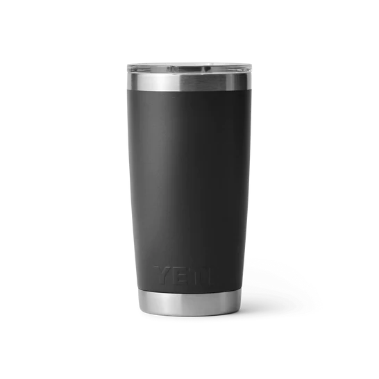 Ein YETI® Becher Rambler 20 Oz - Black von YETI steht aufrecht auf einem schlichten weißen Hintergrund, mit einem durchsichtigen Deckel und einem Boden aus Edelstahl.