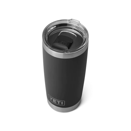 Der YETI® Becher Rambler 20 Oz - Black von YETI hat einen Boden aus Edelstahl und einen durchsichtigen Schiebedeckel - ideal als Edelstahl-Thermobecher für Getränke unterwegs. Abgebildet auf einem schlichten weißen Hintergrund.