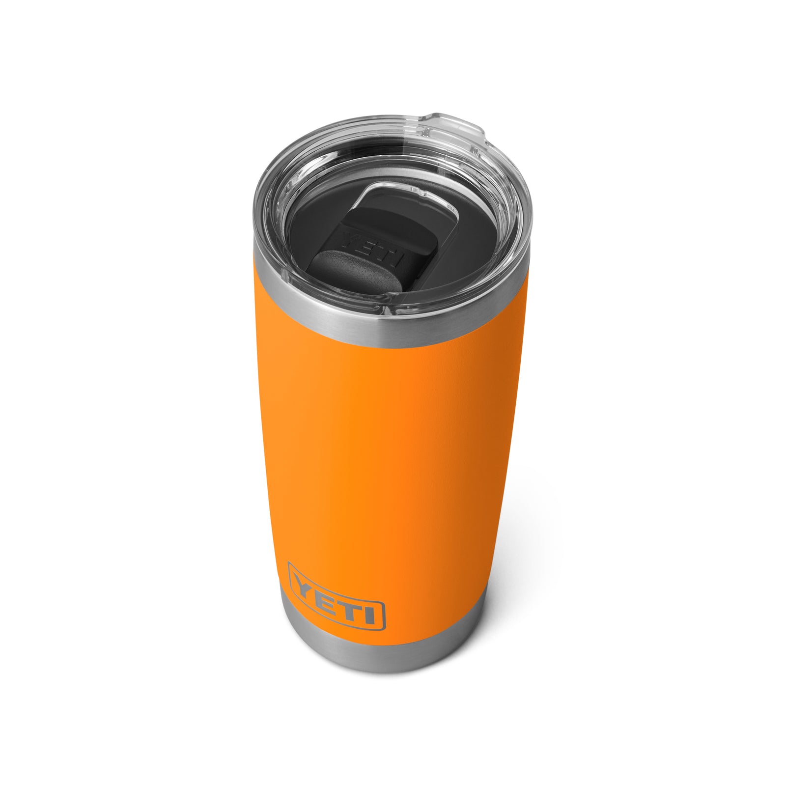 Der YETI® Becher Rambler 20 Oz - King Crab besitzt doppelwandige Vakuumisolierung, einen klaren Kunststoffdeckel, einen Edelstahl 18/8-Rand und das YETI-Logo nahe der Basis.