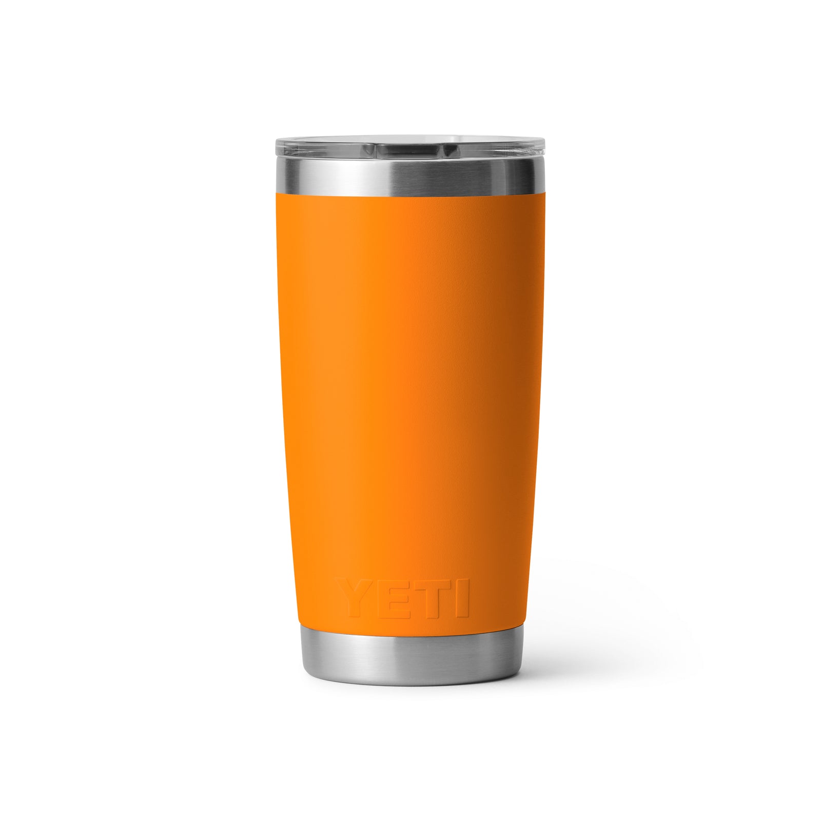 Der YETI® Becher Rambler 20 Oz - King Crab in leuchtendem Orange verfügt über eine doppelwandige Vakuumisolierung, einen silbernen Boden und Deckel aus Edelstahl 18/8 sowie das geprägte YETI-Logo in der Nähe des Bodens auf weißem Hintergrund.