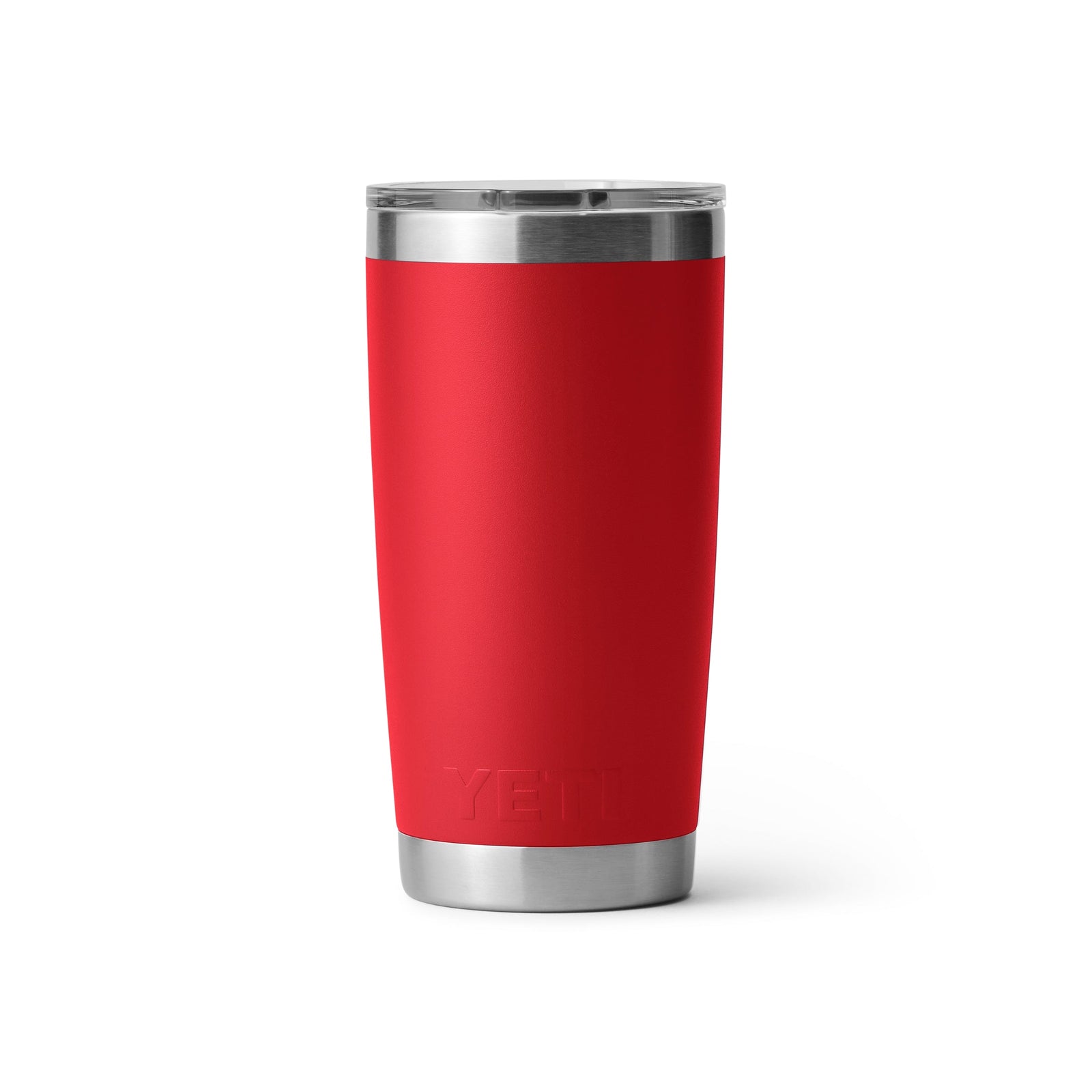 Der YETI® Becher Rambler 20 Oz in Rescue Red hat einen Boden aus Edelstahl und einen durchsichtigen Schiebedeckel, ideal um Getränke unterwegs heiß oder kalt zu halten. Abgebildet auf weißem Hintergrund. Marke: YETI.