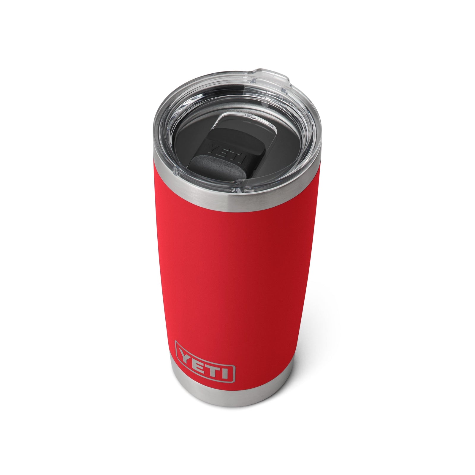 YETI® Becher Rambler 20 Oz in Rescue Red mit durchsichtigem MagSlider-Deckel und YETI Logo auf dem Becher, präsentiert vor weißem Hintergrund.