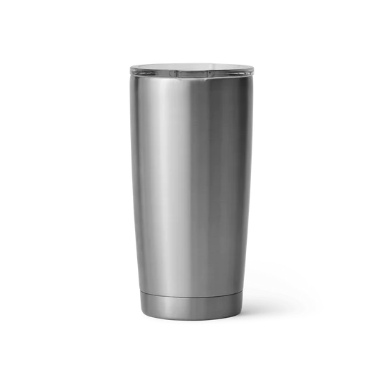 Der YETI® Becher Rambler 20 Oz - Edelstahl Reisebecher von YETI steht aufrecht mit einem klaren Kunststoffdeckel auf einem schlichten weißen Hintergrund.