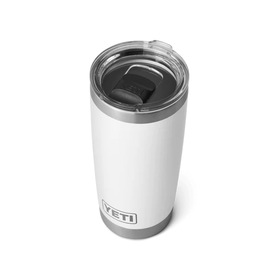 Der YETI® Becher Rambler 20 Oz - White von YETI mit klarem Kunststoffdeckel und grauen Akzenten wird vor einem schlichten weißen Hintergrund präsentiert.