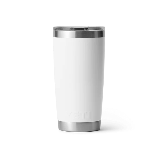 Der YETI® Becher Rambler 20 Oz in Weiß, mit silbernem Boden und Deckel, der Marke YETI, steht aufrecht vor einem schlichten weißen Hintergrund.