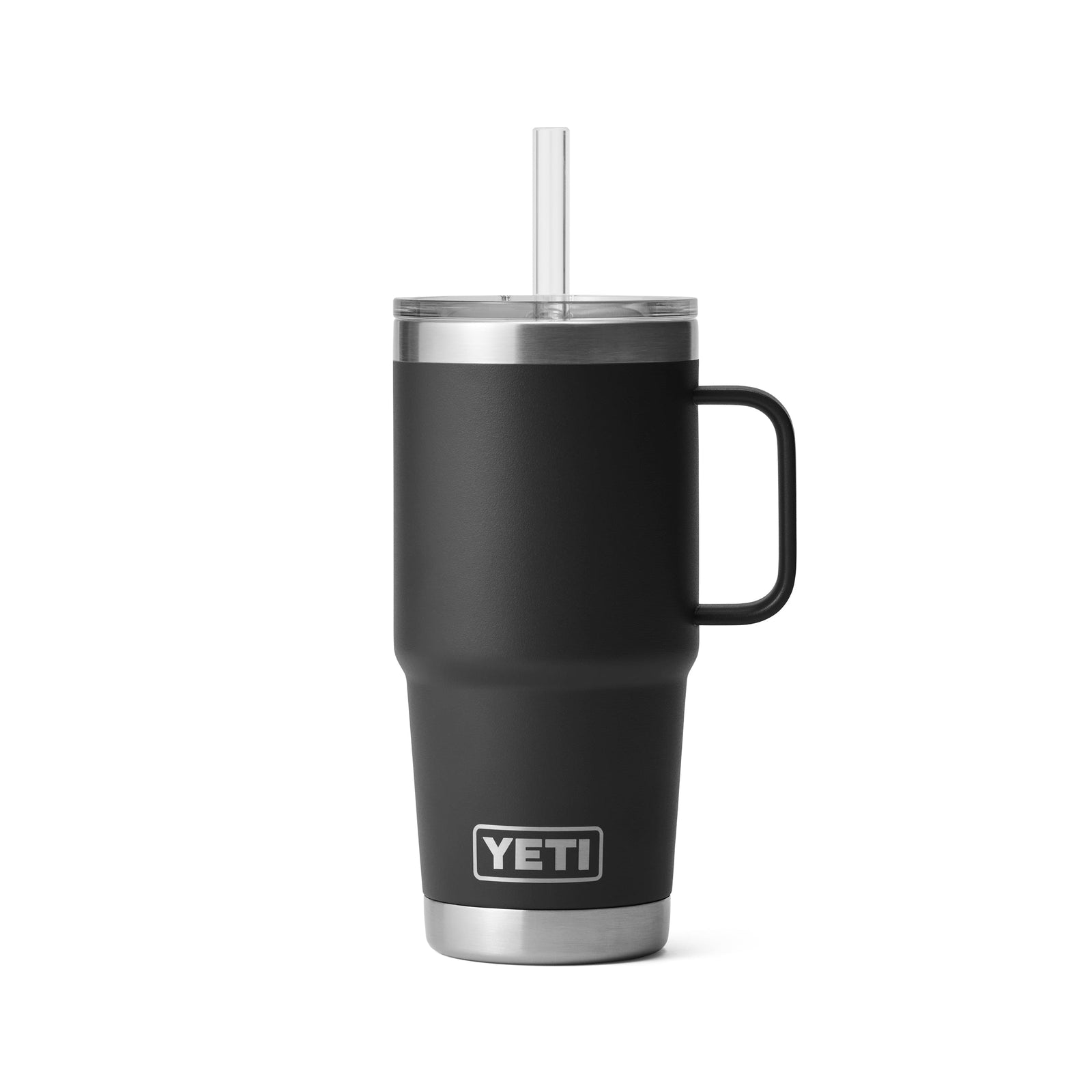Der YETI® Becher Rambler 25 Oz Straw Mug - Black von YETI verfügt über einen Griff, einen Edelstahlboden, einen durchsichtigen Deckel und einen transparenten Strohhalm auf weißem Hintergrund.