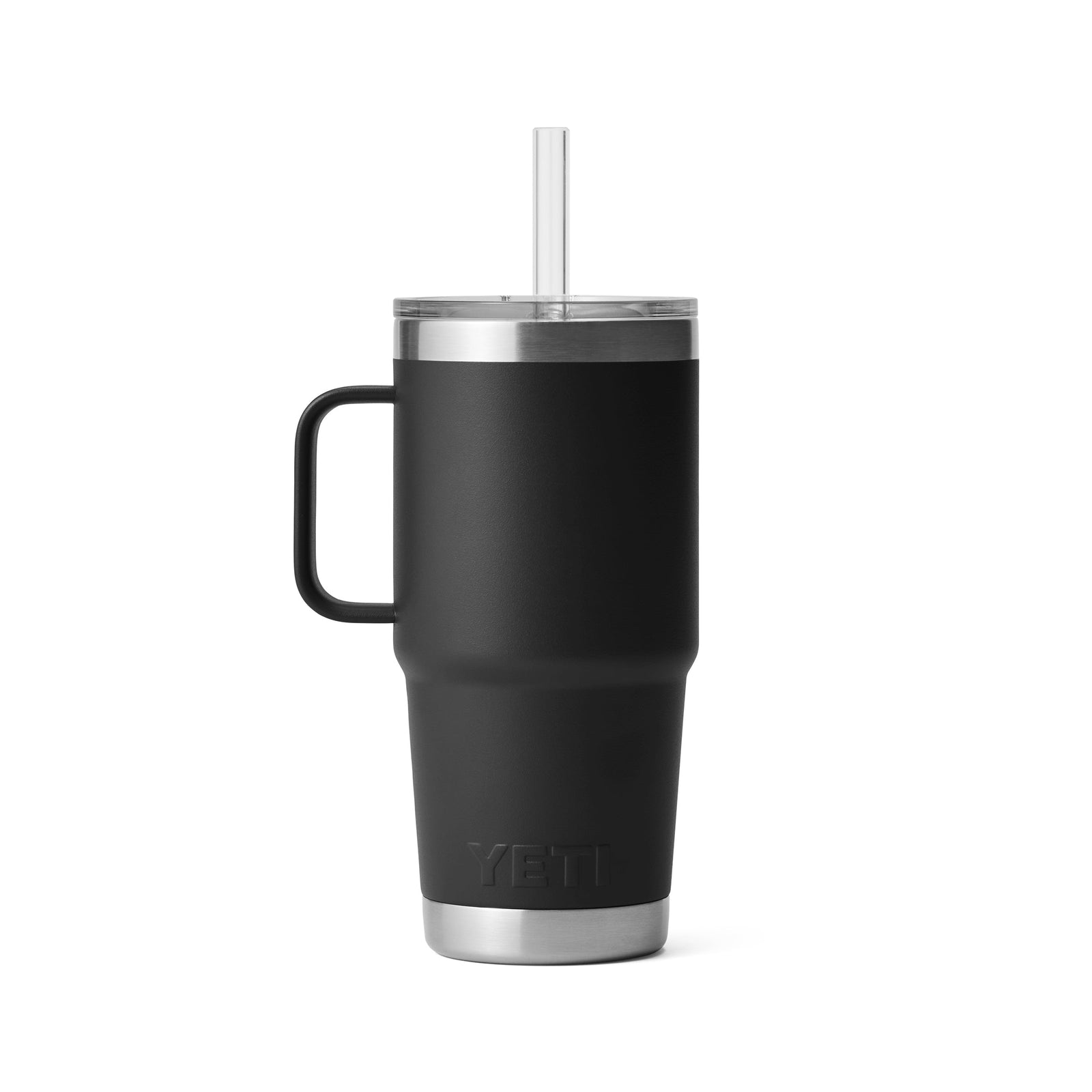 Der YETI® Becher Rambler 25 Oz Straw Mug in Schwarz hat einen Griff, einen durchsichtigen Strohhalm-Deckel und einen Boden aus rostfreiem Stahl, abgebildet auf einem weißen Hintergrund.