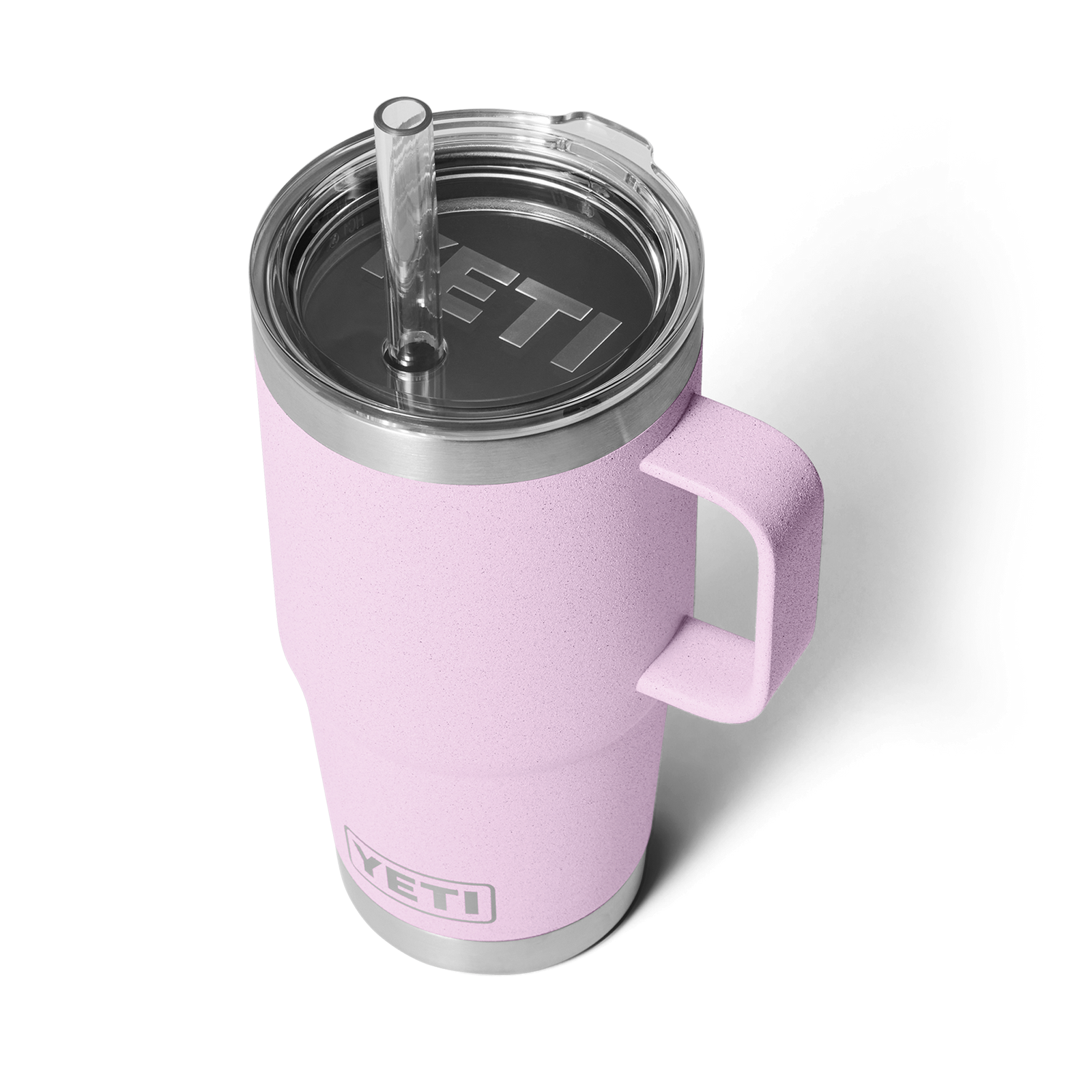 Der YETI® Becher Rambler 25 Oz Straw Mug - Cherry Blossom, eine limitierte Auflage des pastellrosa Bechers mit Henkel, durchsichtigem Deckel und Strohhalm, steht auf einem schlichten weißen Hintergrund.