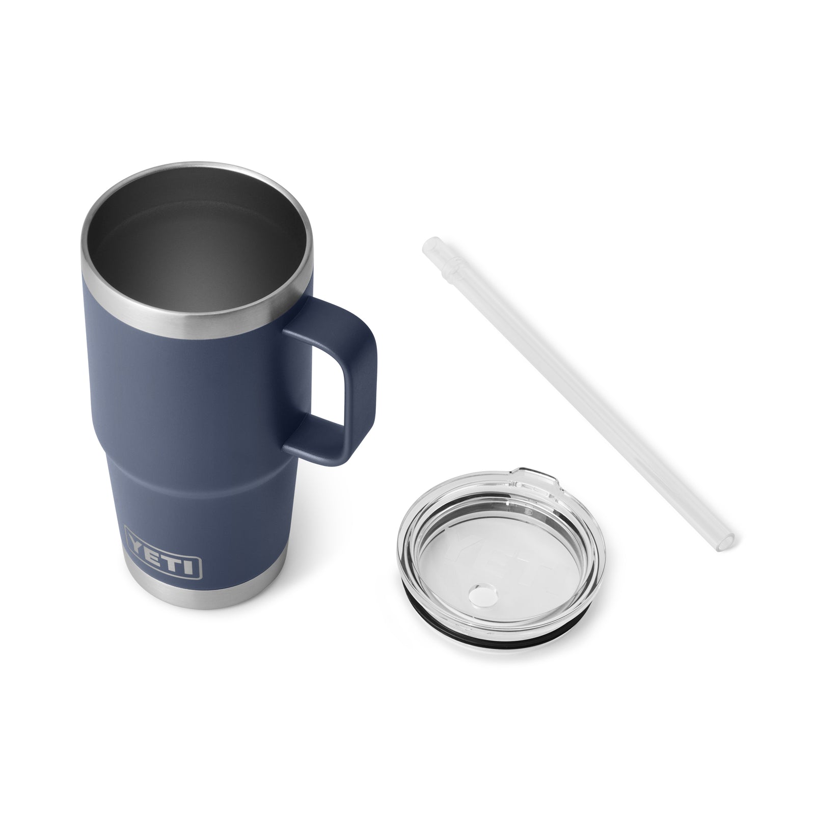 Der YETI® Becher Rambler 25 Oz Straw Mug - Navy wird mit seinem transparenten Deckel und dem klaren Plastikstrohhalm auf weißem Hintergrund gezeigt.