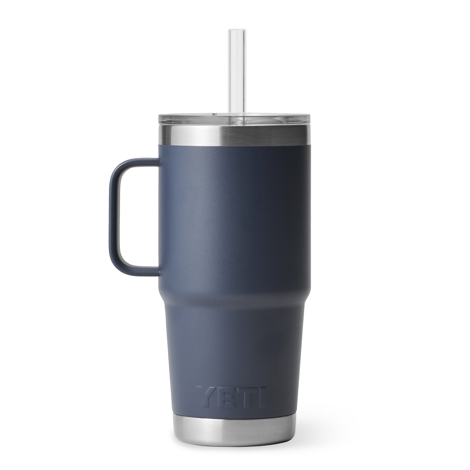Der YETI® Becher Rambler 25 Oz Straw Mug in navy hat einen Henkel, einen klaren Deckel und einen Strohhalm. Silberne Akzente sorgen für Stil, das YETI-Logo ist in der Nähe des Bodens eingeprägt und macht ihn zu einem hochwertigen Trinkbecher mit Strohhalm.