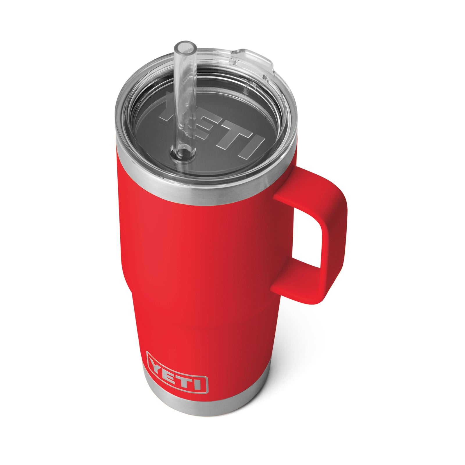 Der YETI® Becher Rambler 25 Oz Straw Mug in Rescue Red verfügt über einen Griff, einen durchsichtigen Deckel mit Strohhalm, einen wiederverwendbaren Strohhalm und ein sichtbares YETI-Logo sowohl auf dem Deckel als auch auf dem Becher.