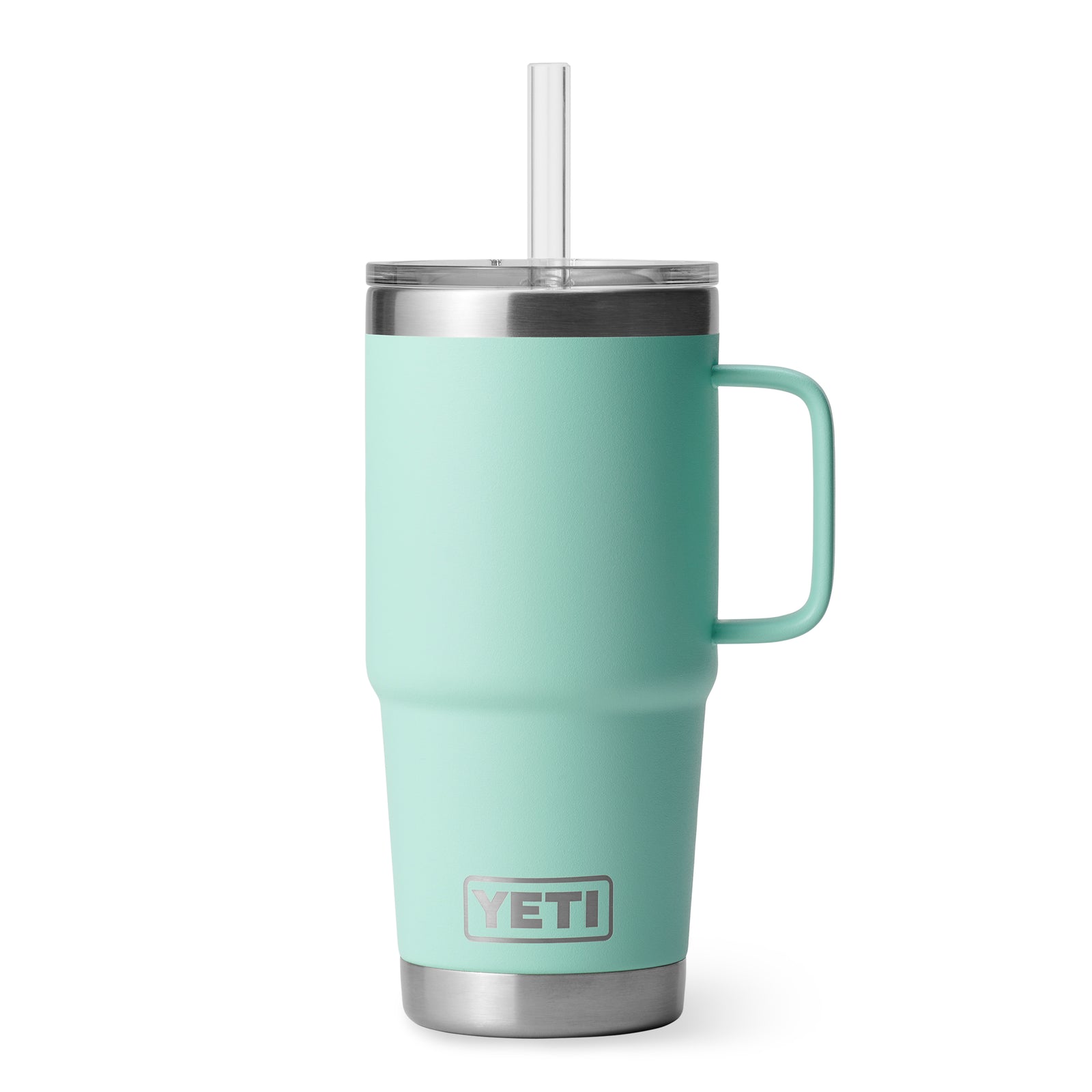 Der YETI® Becher Rambler 25 Oz Straw Mug in Seafoam hat einen Henkel, einen durchsichtigen Deckel und Strohhalm, einen Boden aus Edelstahl und das YETI-Logo auf der Vorderseite.