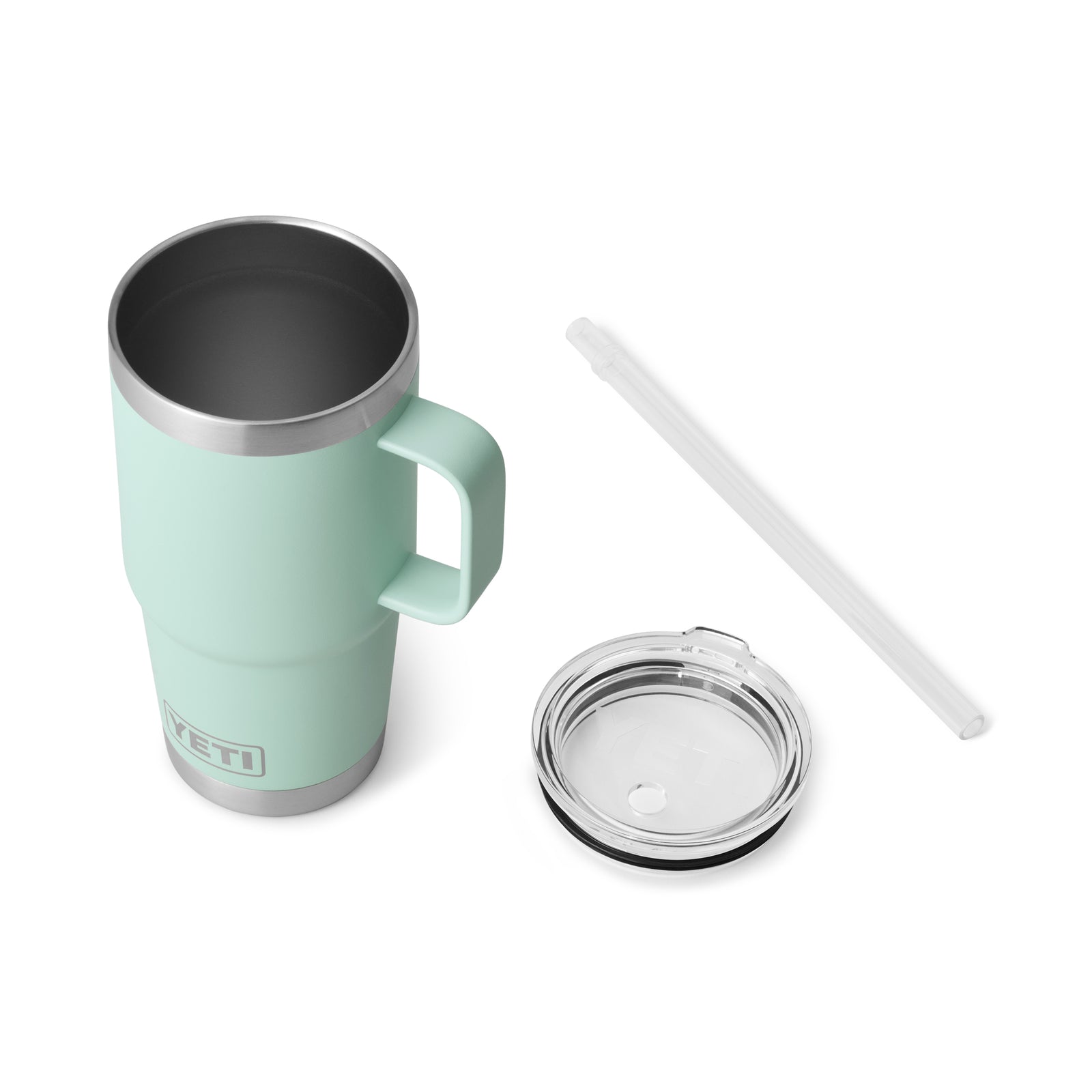 Der YETI® Becher Rambler 25 Oz Straw Mug in Seafoam mit Henkel, transparentem Kunststoffdeckel und durchsichtigem, wiederverwendbarem Strohhalm von YETI steht auf einem weißen Hintergrund.