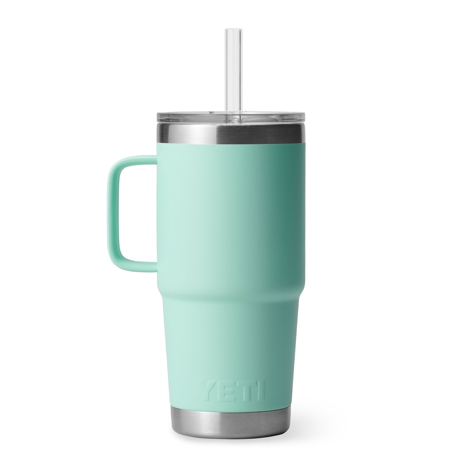Der YETI® Becher Rambler 25 Oz Straw Mug in Seafoam mit Griff, Edelstahlboden, durchsichtigem Deckel und wiederverwendbarem Strohhalm ist auf weißem Hintergrund abgebildet.