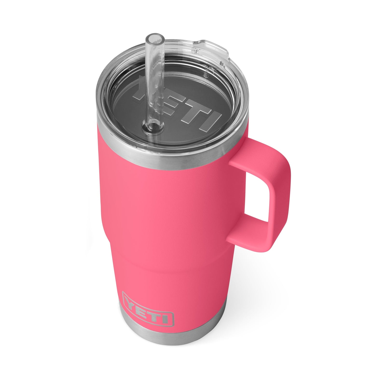 Der YETI® Becher Rambler 25 Oz Straw Mug in Tropical Pink hat einen Henkel, einen durchsichtigen Deckel mit Edelstahlrand und einen Plastikstrohhalm. Das YETI-Logo befindet sich auf dem Deckel und an der Seite dieses stilvollen Bechers.