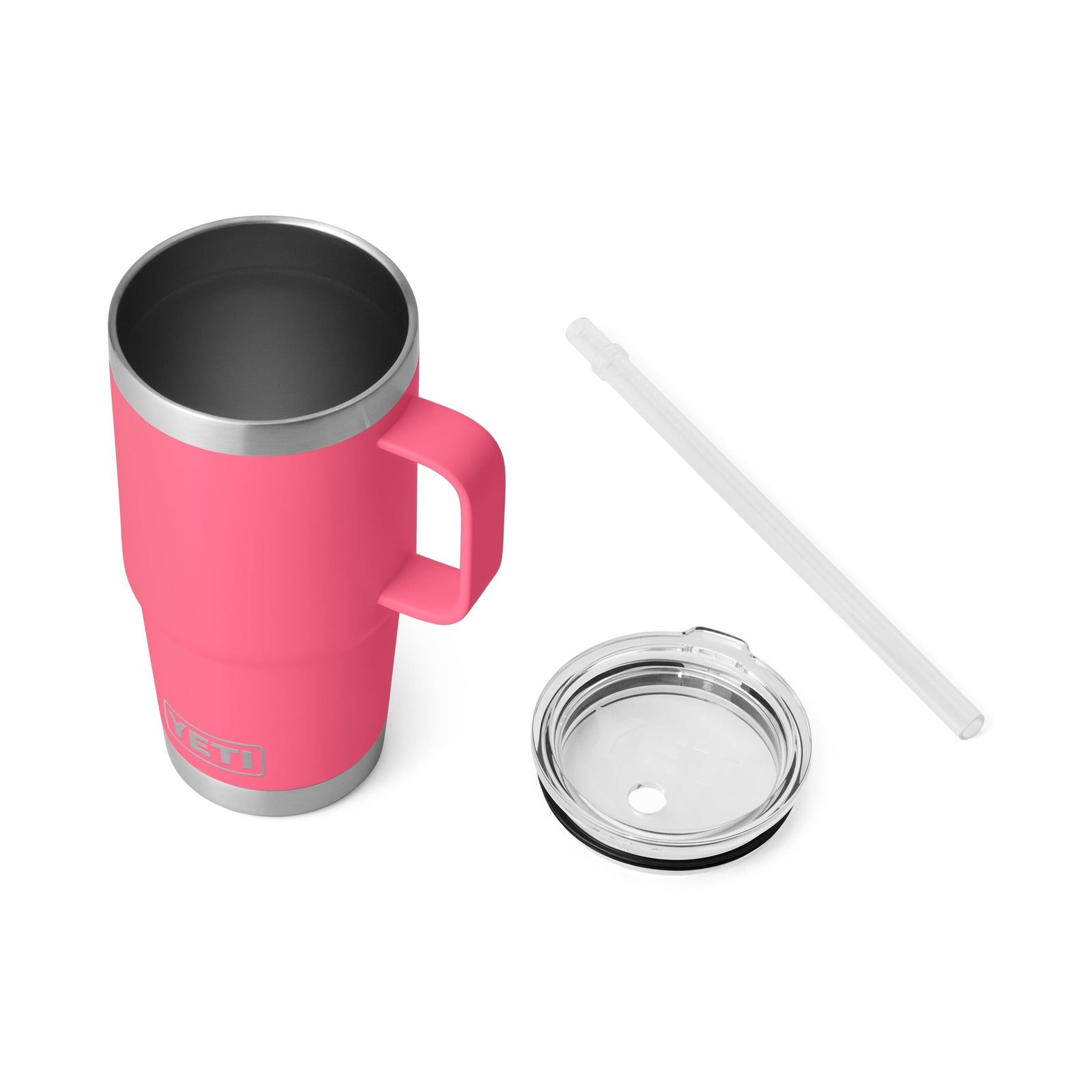 Der YETI® Becher Rambler 25 Oz Straw Mug in Tropical Pink wird mit seinem durchsichtigen Deckel und einem separaten transparenten Strohhalm auf weißem Hintergrund präsentiert.