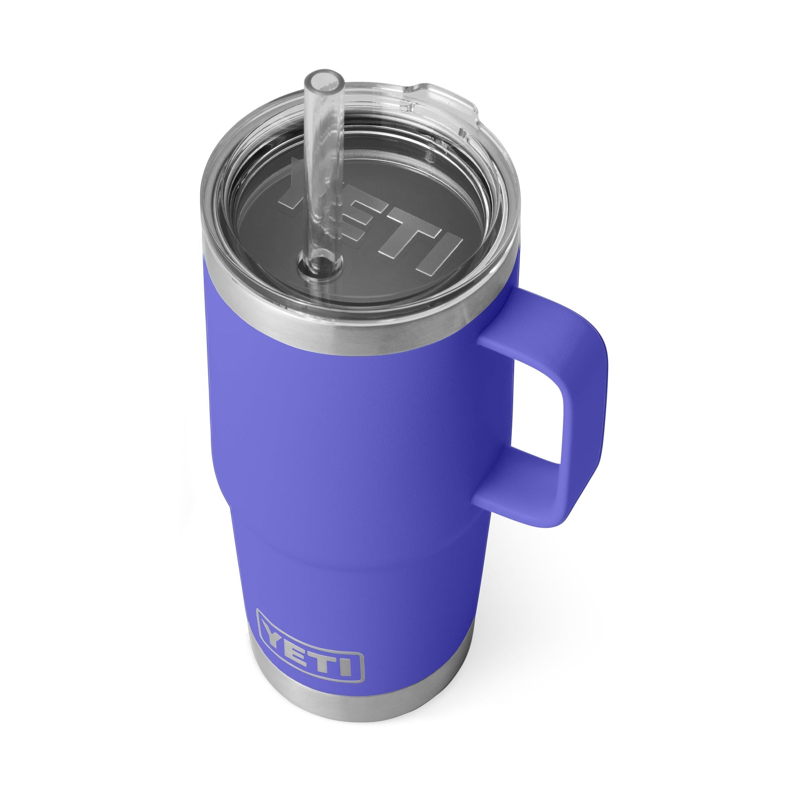 Der YETI® Becher Rambler 25 Oz Straw Mug - Ultramarine von YETI ist von oben auf einem weißen Hintergrund abgebildet und verfügt über einen Henkel, einen klaren Deckel und einen Strohhalm.