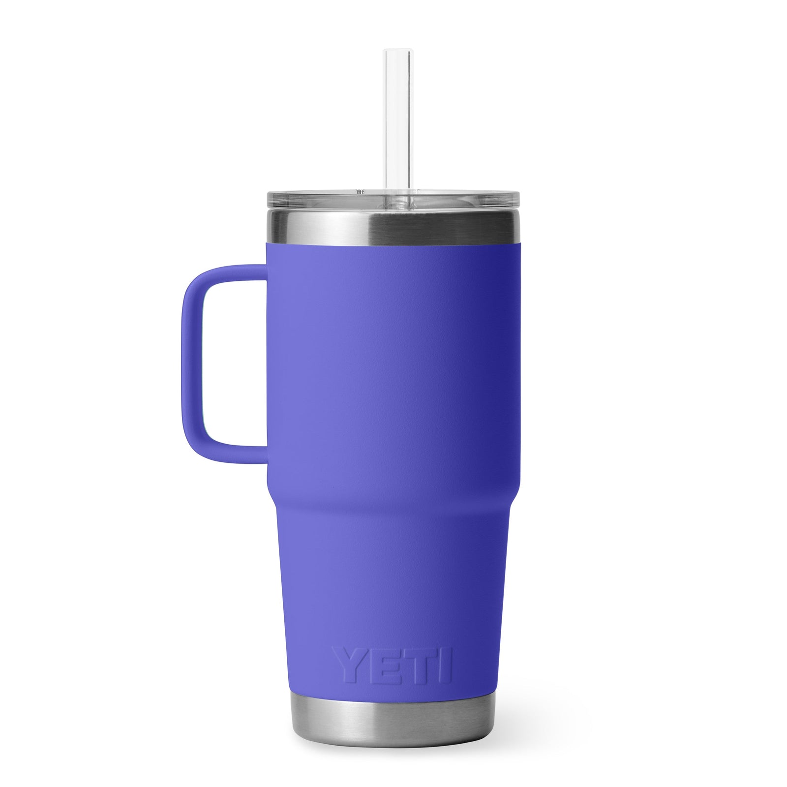 Der YETI® Becher Rambler 25 Oz Straw Mug in Ultramarin mit Henkel, Edelstahlboden, durchsichtigem Deckel und Strohhalm ist vor einem weißen Hintergrund abgebildet - eine limitierte Auflage von YETI.