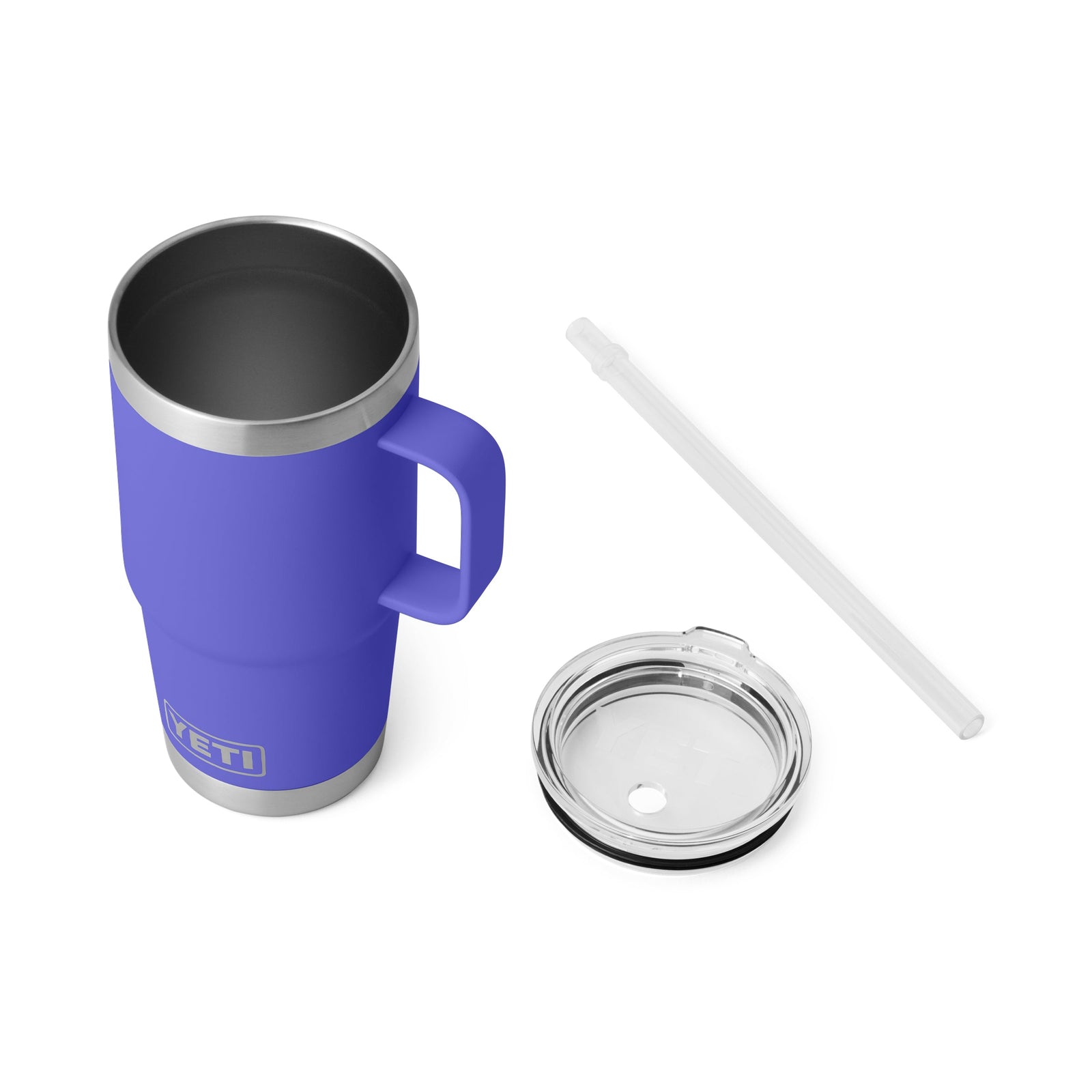Der YETI® Becher Rambler 25 Oz Straw Mug in Ultramarin ist mit seinem klaren Deckel und dem wiederverwendbaren Strohhalm auf weißem Hintergrund abgebildet - ein Set in limitierter Auflage, das Stil mit Alltagstauglichkeit verbindet.