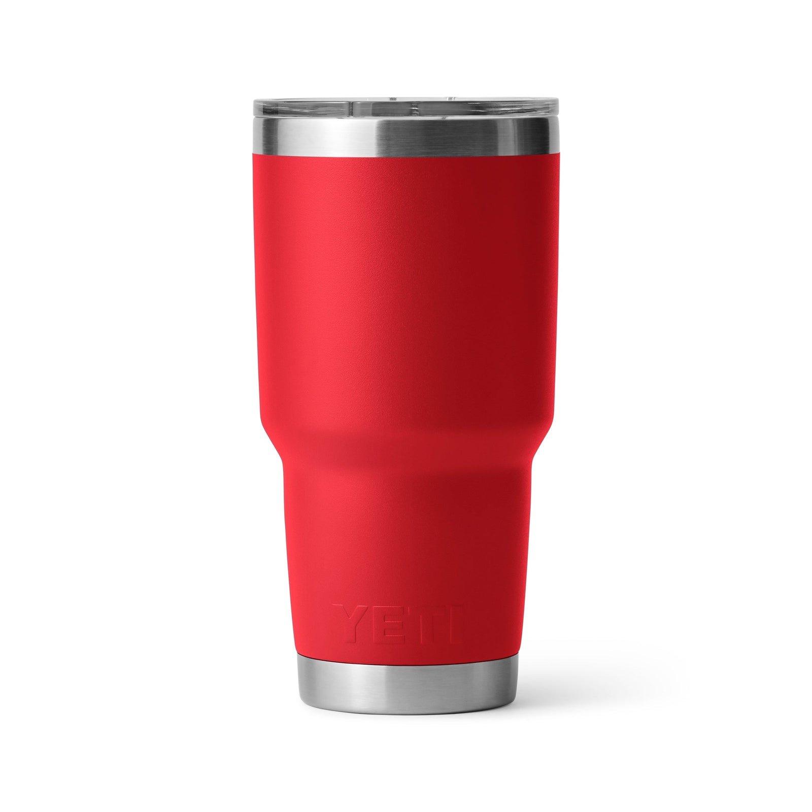 Ein YETI® Becher Rambler 30 Oz in Rescue Red steht aufrecht vor weißem Hintergrund. Das Edelstahl-Design mit silbernem Rand, doppelwandiger Vakuumisolierung und geprägtem YETI-Logo überzeugt durch hochwertige Verarbeitung.