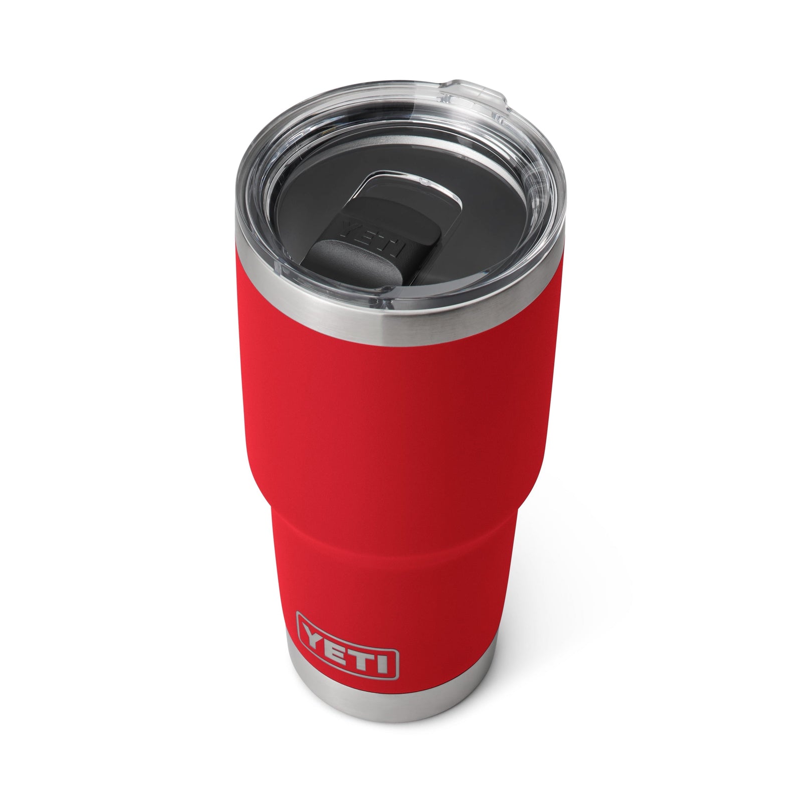 Der YETI® Becher Rambler 30 Oz in Rescue Red hat Edelstahlakzente, einen durchsichtigen schwarzen Deckel und eine doppelwandige Vakuumisolierung, abgebildet auf einem weißen Hintergrund.