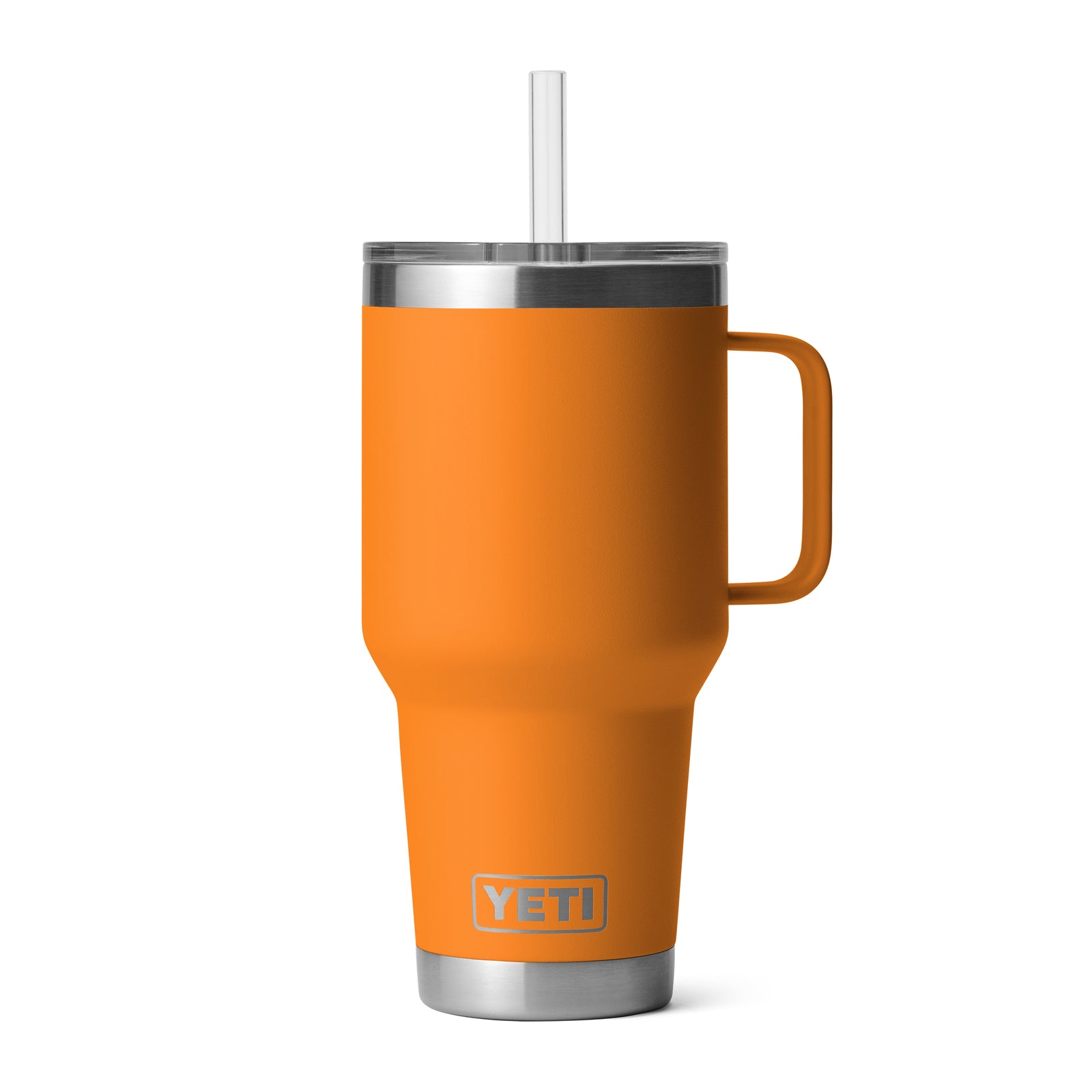 Der YETI® Becher Rambler 35 Oz Straw Mug - King Crab Orange verfügt über einen Griff, einen durchsichtigen Deckel, einen wiederverwendbaren Strohhalm, eine doppelwandige Vakuumisolierung und hat einen silbernen Boden und Rand mit dem YETI-Logo am Boden.