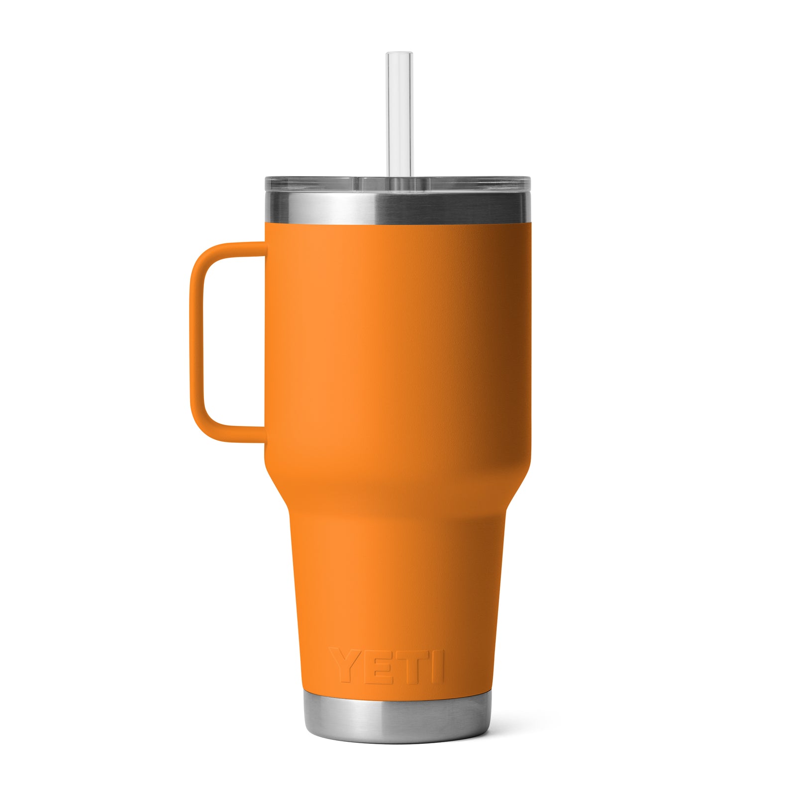 Der YETI® Becher Rambler 35 Oz Straw Mug - King Crab Orange, mit einem Henkel, Edelstahlboden, doppelwandige Vakuumisolierung, Klarsichtdeckel und Strohhalm von YETI, ist auf weißem Hintergrund abgebildet.