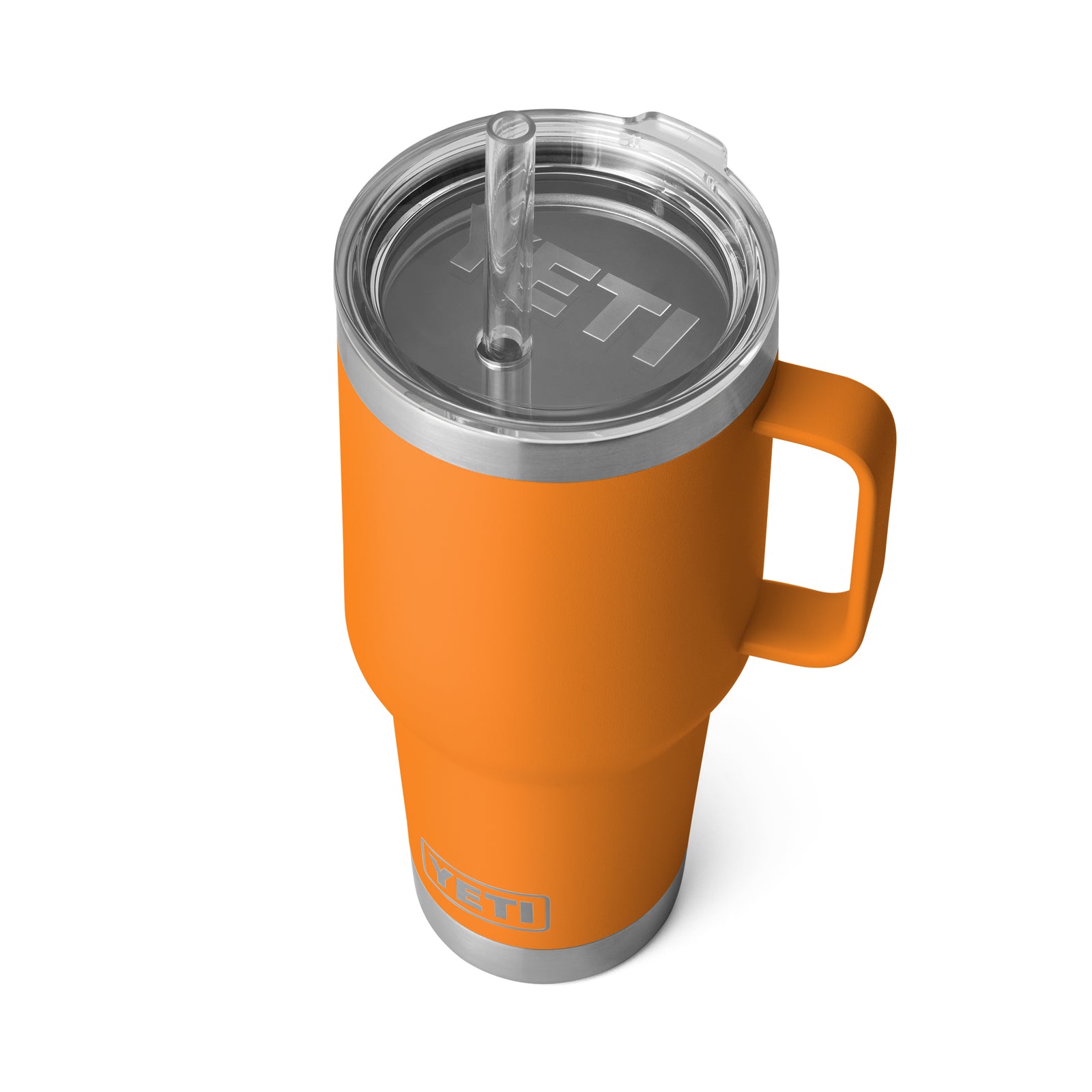 Der YETI® Becher Rambler 35 Oz Straw Mug in King Crab Orange mit Henkel, doppelwandiger Vakuumisolierung und klarem Kunststoffdeckel ist vor weißem Hintergrund zu sehen. Das YETI Logo ist auf Deckel und Becher sichtbar.