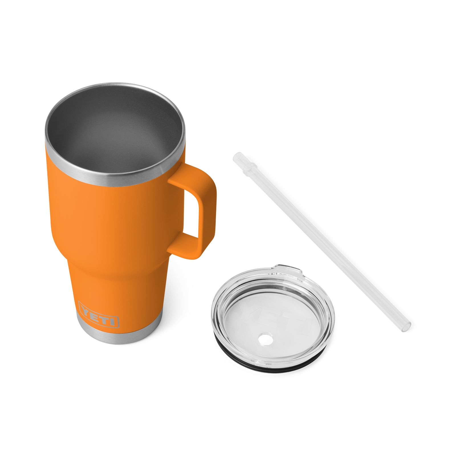 Der YETI® Becher Rambler 35 Oz Straw Mug in King Crab Orange ist mit einem klaren Kunststoffdeckel und einem langen Strohhalm auf weißem Hintergrund abgebildet. Die doppelwandige Vakuumisolierung hält Getränke stundenlang kalt oder heiß.
