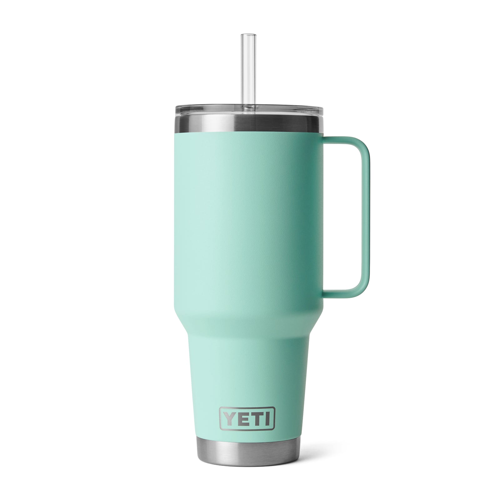 Der YETI® Becher Rambler 42 Oz Straw Mug in Seafoam hat einen Griff, einen Edelstahlrand, einen durchsichtigen Deckel und Strohhalm, eine matte Oberfläche, eine doppelwandige Vakuumisolierung und das YETI-Logo in der Nähe des Bodens.