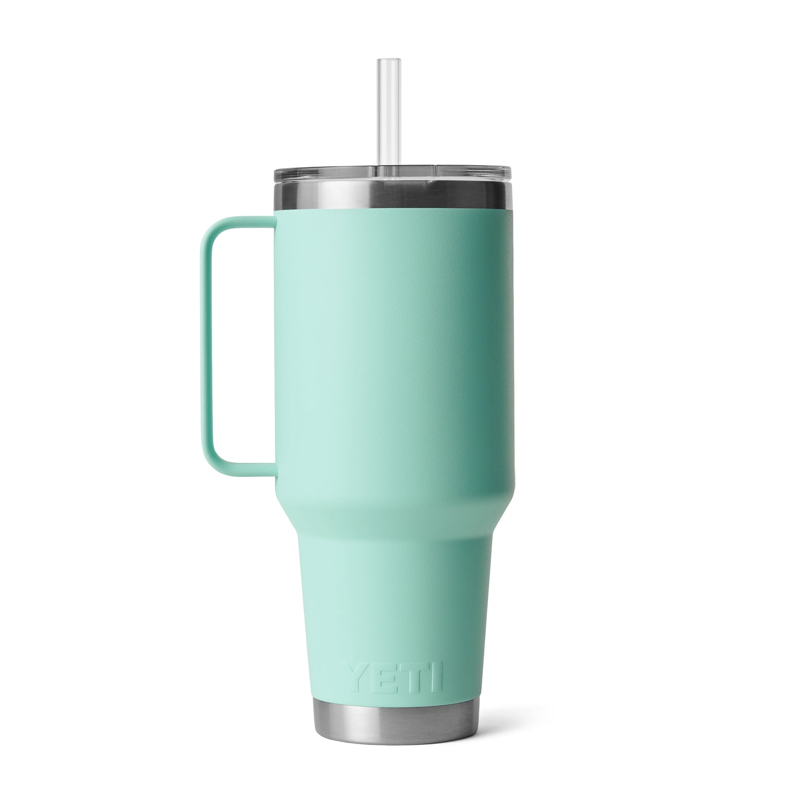 Der YETI® Becher Rambler 42 Oz Straw Mug - Seafoam ist ein hoher, mintgrüner Isolierbecher mit Griff, durchsichtigem Deckel, Strohhalm und Edelstahlboden. Der Schriftzug "YETI" ist auf der Unterseite eingeprägt und verleiht dem Becher eine hochwertige Note.