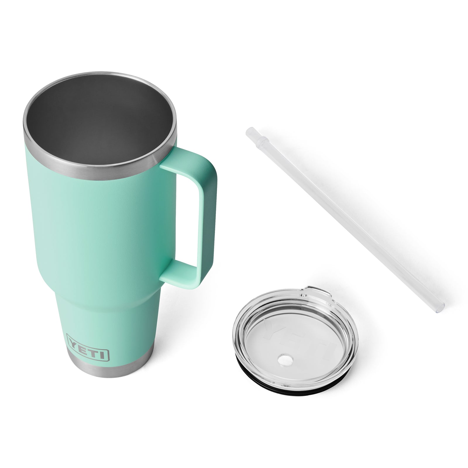 Der YETI® Becher Rambler 42 Oz Straw Mug in Seafoam wird mit einem durchsichtigen Kunststoffdeckel und einem wiederverwendbaren Strohhalm von YETI auf einem weißen Hintergrund präsentiert.