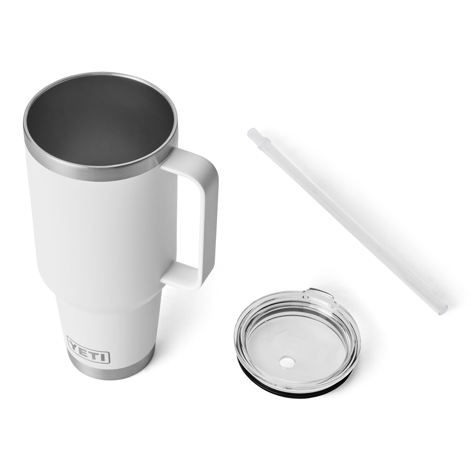 Der YETI® Becher Rambler 42 Oz Straw Mug in Weiß ist mit einem Griff, einem transparenten Deckel und einem klaren, wiederverwendbaren Strohhalm auf weißem Hintergrund ausgestattet. Die Vakuumisolierung sorgt dafür, dass Ihre Getränke bei der idealen Temperatur bleiben.