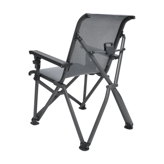 Der YETI® Campingstuhl Trailhead in Charcoal verfügt über Armlehnen, eine Rückenlehne aus Netzgewebe und einen robusten Metallrahmen - ein langlebiger Campingstuhl von YETI, ideal für Outdoor-Abenteuer.