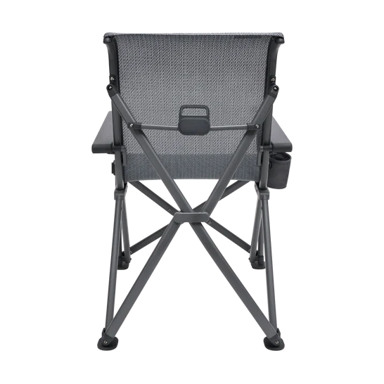 Der YETI® Camping Stuhl Trailhead in Charcoal, von hinten gesehen, verfügt über einen Netzsitz, einen stabilen Metallrahmen und einen Becherhalter an der rechten Armlehne - und unterstreicht damit den Ruf von YETI für langlebige Campingstühle.