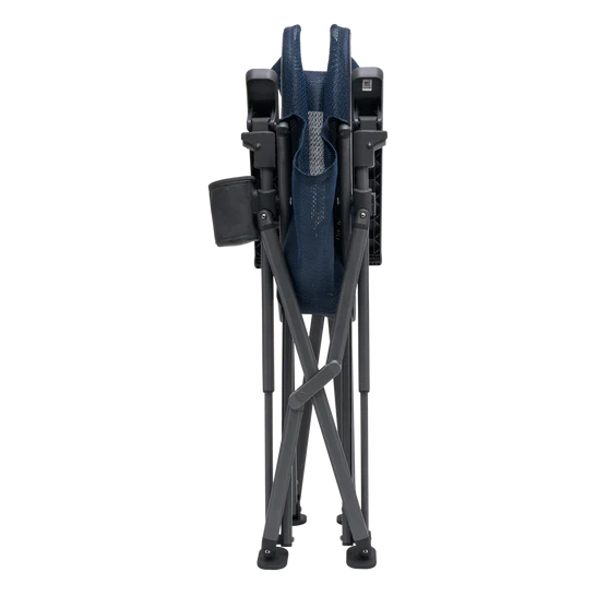 Der YETI® Camping Stuhl Trailhead in Navy von YETI ist ein tragbarer Stuhl mit einem robusten Metallrahmen und Netzgewebe. Er ist hochgeklappt dargestellt, um sein kompaktes Design vor einem hellen Hintergrund hervorzuheben.