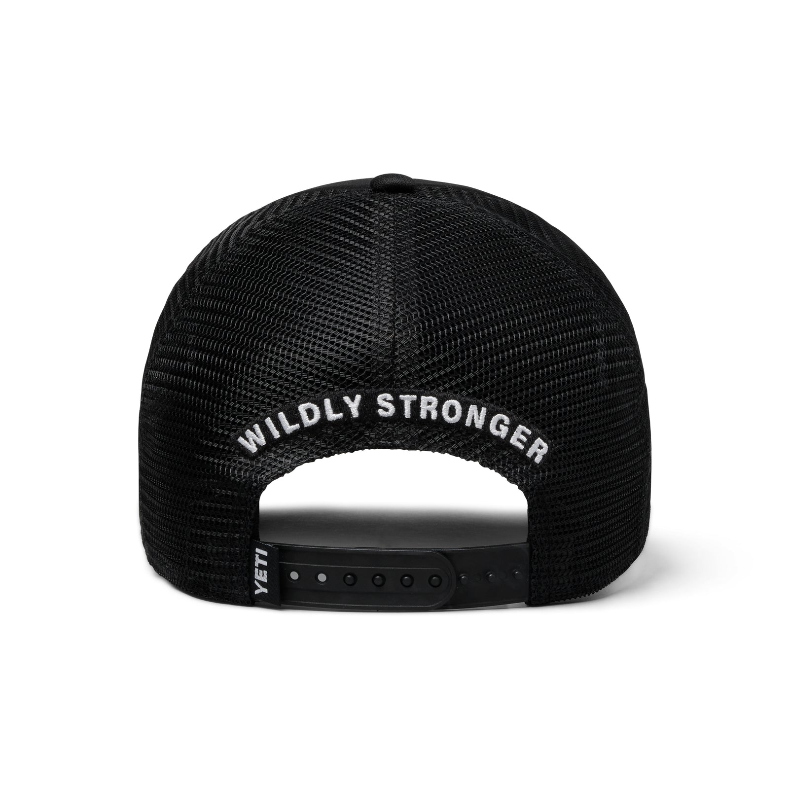 Die YETI® Coolers Foam Trucker Cap aus recycelten Fischernetzen trägt den Schriftzug WILDLY STRONGER" in Weiß über dem Snapback-Verschluss und ein kleines YETI-Tag auf der linken Seite.