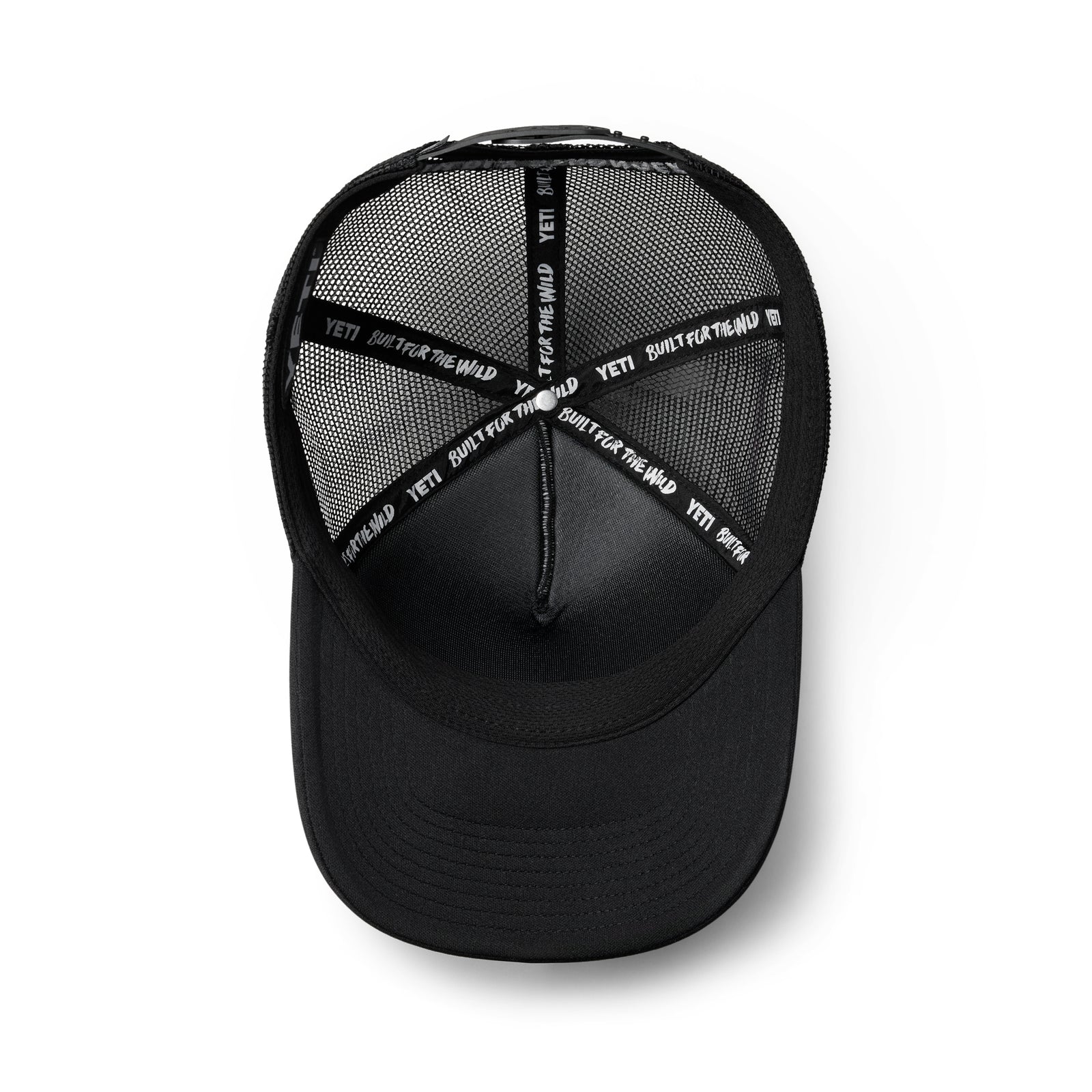 Die YETI® Coolers Foam Trucker Cap von YETI hat eine Netzrückseite, eine feste Krempe und einen Snapback-Verschluss. Auf dem Innenband steht wiederholt "YETI BUILT FOR THE WILD" in Weiß.