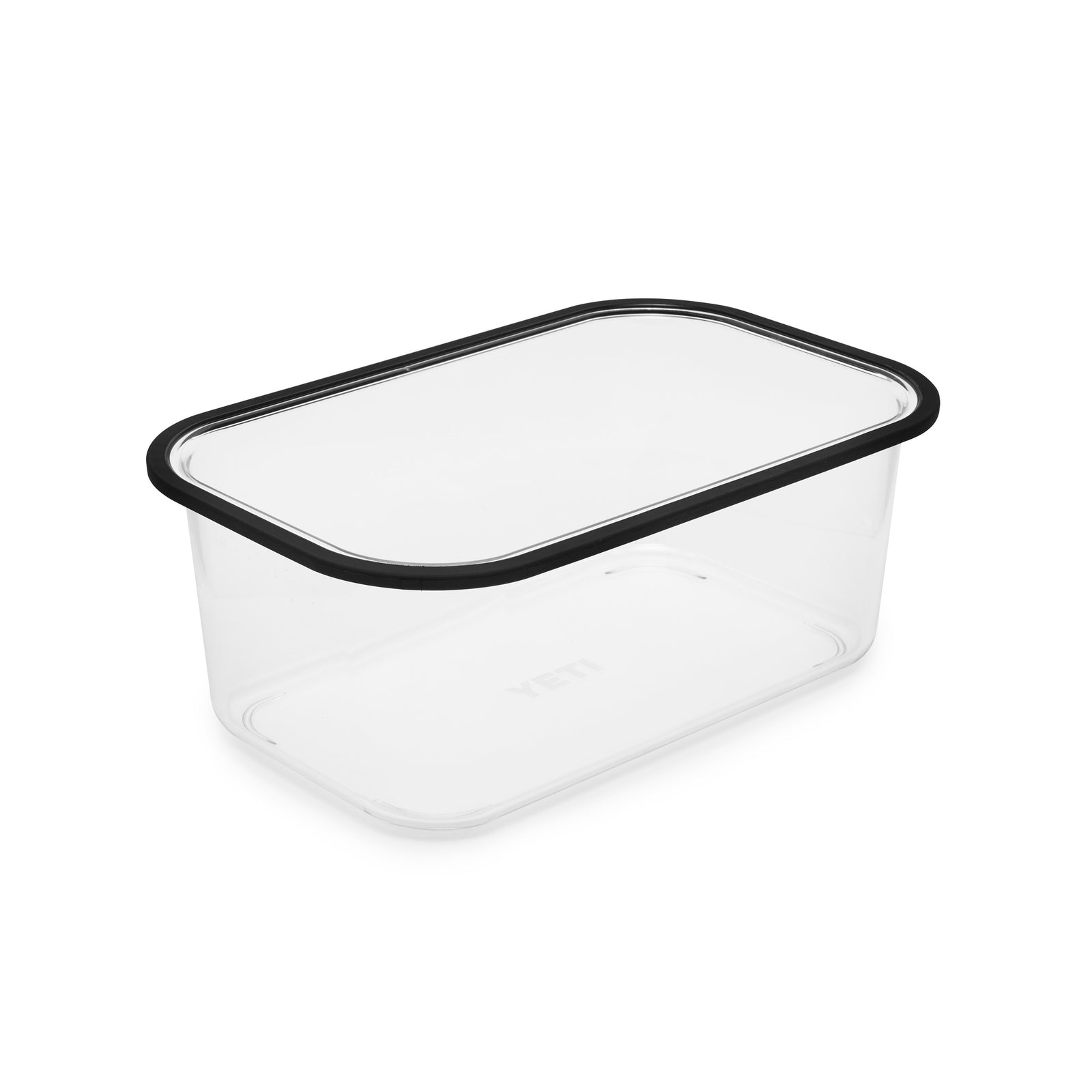Der YETI® Einlegekorb zu Roadie 24 von YETI ist ein durchsichtiger rechteckiger Aufbewahrungskorb mit transparentem Deckel und schwarzem Rand, ideal für Camping oder Picknick, abgebildet auf weißem Hintergrund.
