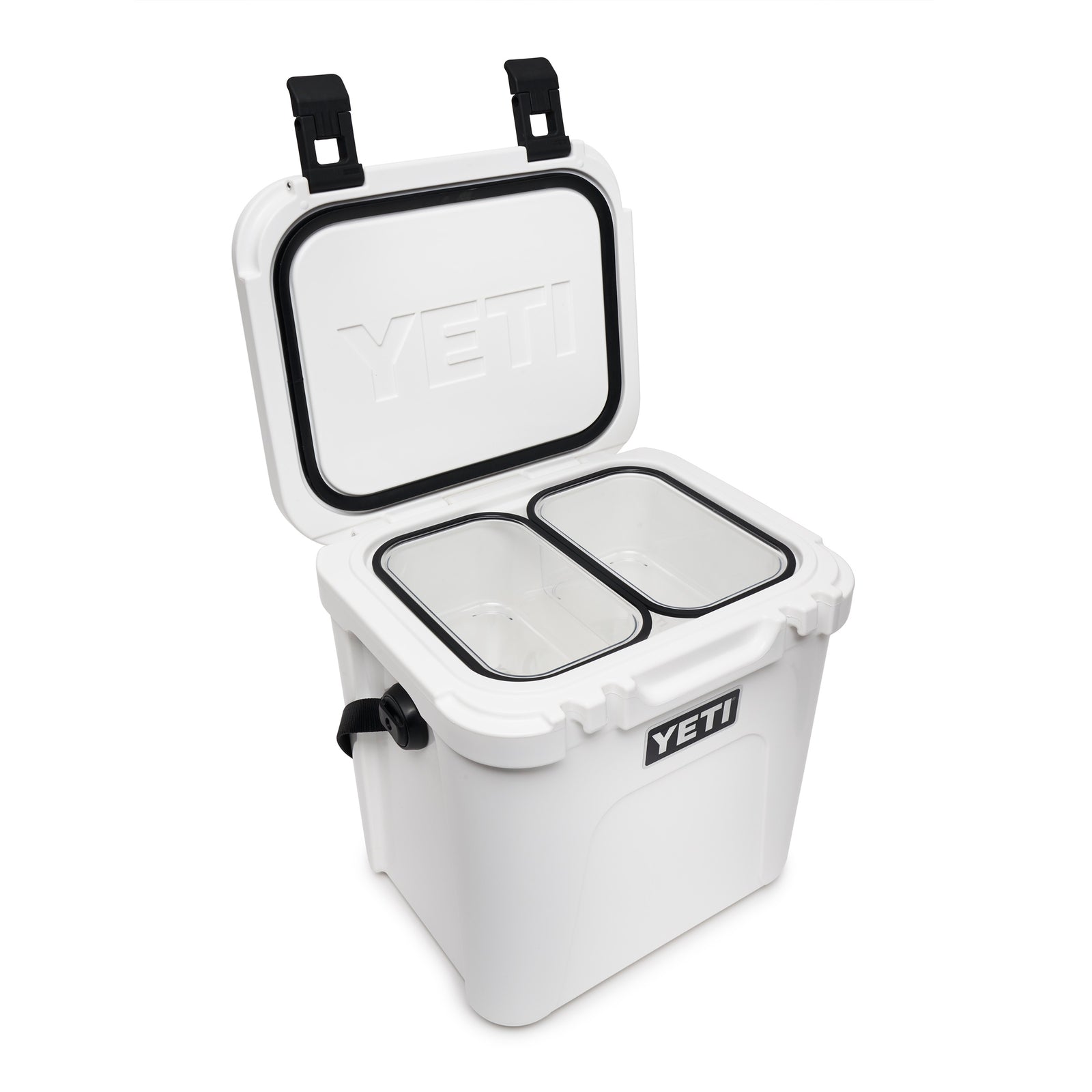 Eine weiße YETI Kühlbox mit schwarzem Verschluss und Griff ist geöffnet und zeigt zwei herausnehmbare YETI® Einlegekörbe zu Roadie 24 im Inneren. Auf dem Deckel und der Vorderseite ist das YETI-Logo zu sehen - perfekt für ein Picknick im Freien.